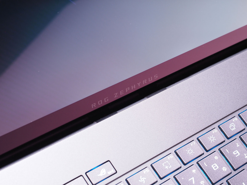 下ベゼルにROG Zephyrusロゴ
