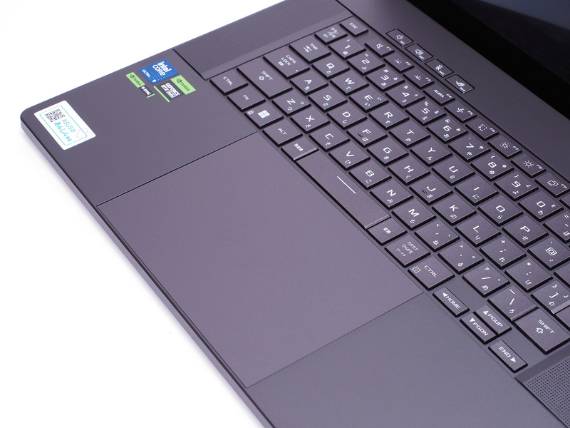 タッチパッドはパームレストの縦方向をすべて使った大型のものに