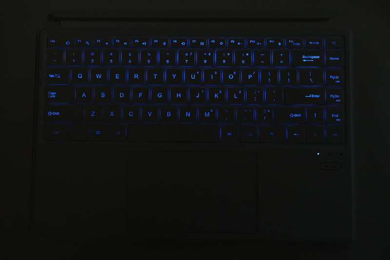 キーバックライトは7色にカスタマイズ可能で、ワンキーで変更できる