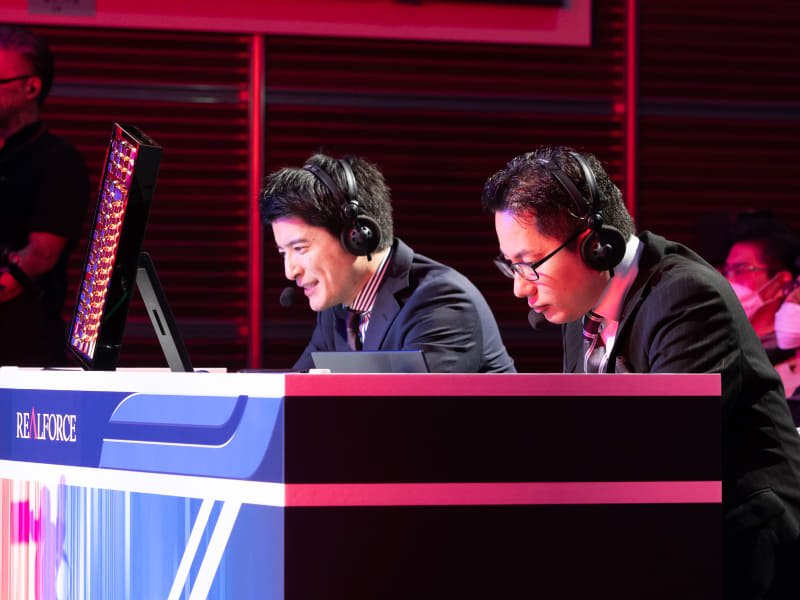 実況はゲームキャスターの篠原光氏、解説はタイピストの隅野貴裕氏が担当