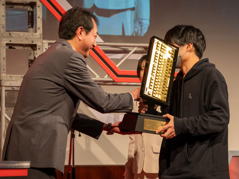 表彰式では東プレ株式会社 執行役員 商品事業本部 電子機器部 事業部長 持田智彦氏よりトロフィーと副賞の授与が行なわれた