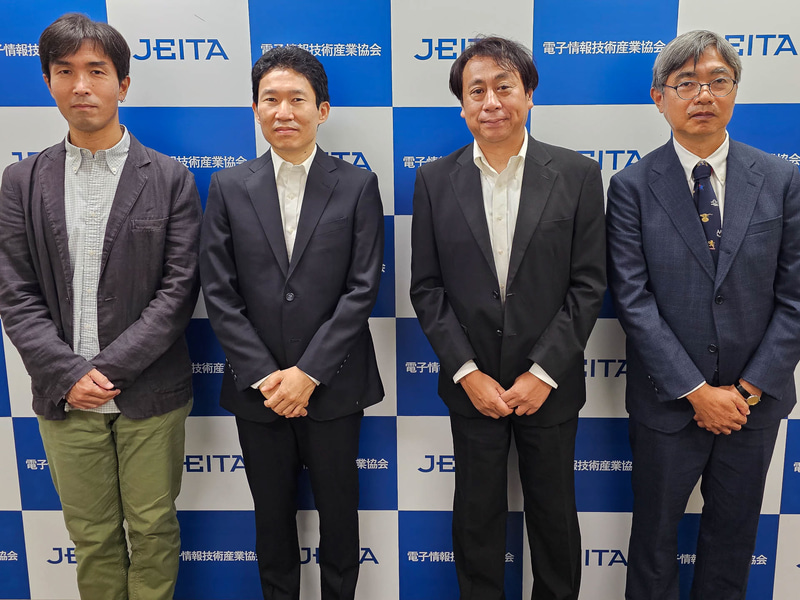 JEITA測定法の策定に関わったJEITAのメンバー。左からJEITA バッテリ動作時間測定法検討WG委員で富士通クライアントコンピューティング コンシューマ事業部第一技術部の佐々木 則行氏、同バッテリ動作時間測定法検討WG 委員 富士通クライアントコンピューティング コンシューマ事業部第一技術部 マネージャーの八木澤 麗氏、同PC・タブレット事業委員会 委員長でNECパーソナルコンピュータ Operation マネージャーの川瀬 旭弘氏、同PC・タブレット事業委員会 幹事 Dynabook 国内マーケティング部の小山 良男氏