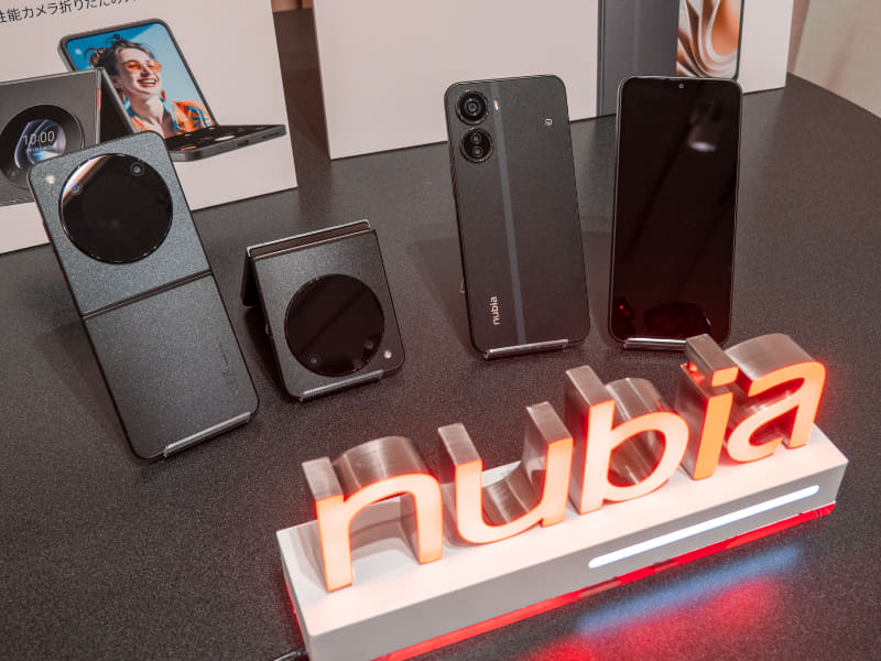 nubia Flip 5G(左2つ)とnubia Ivy(右2つ)
