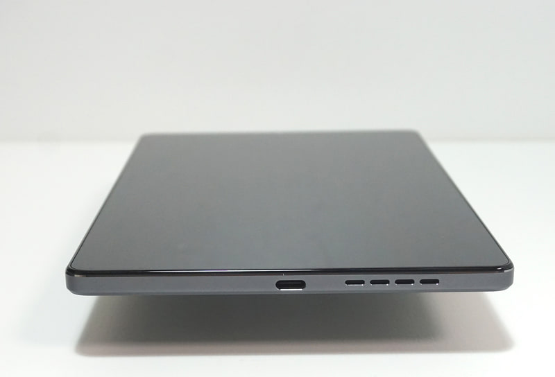 縦持ちしたときの底面にも充電対応Type-Cコネクタがある