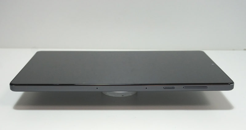 右側面には音量調節用のレバースイッチと電源ボタンを装備