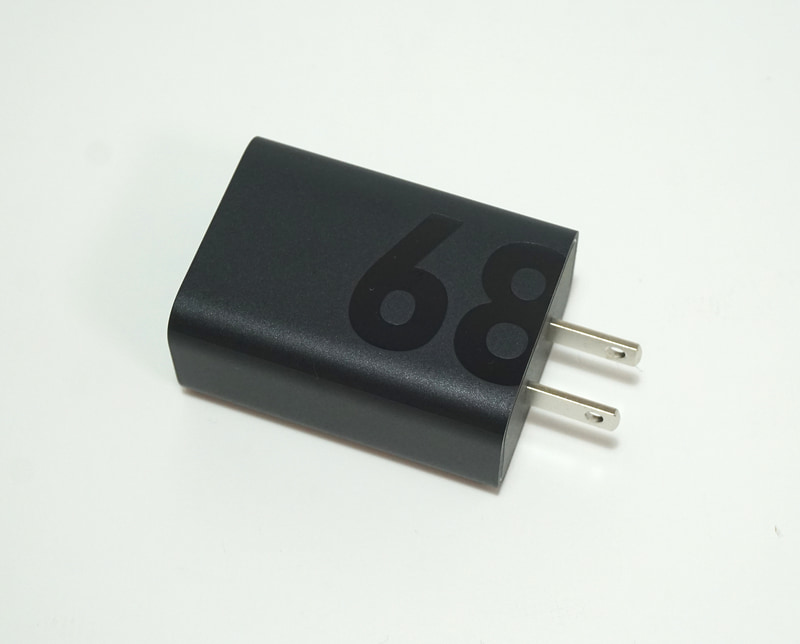 付属するACアダプタ。最大で68Wまでの出力に対応する