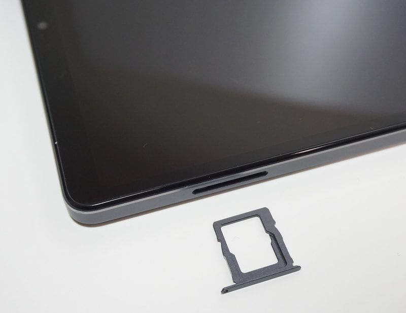 microSDカードスロットは、SIMカードスロットのようにピンで押して引き出すタイプ