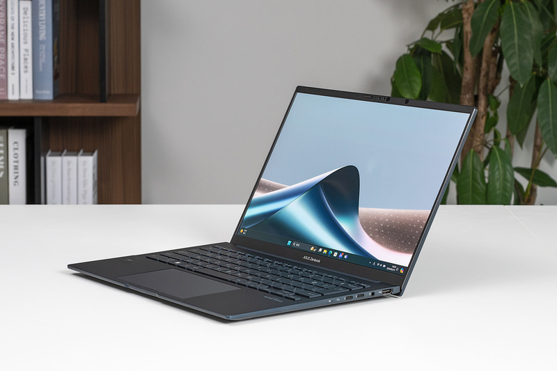 ASUS「<a href="https://www.asus.com/jp/laptops/for-home/zenbook/asus-zenbook-14-oled-ux3405/" class="n" target="_blank">Zenbook 14 OLED(UX3405MA)</a>」13万4,800円から