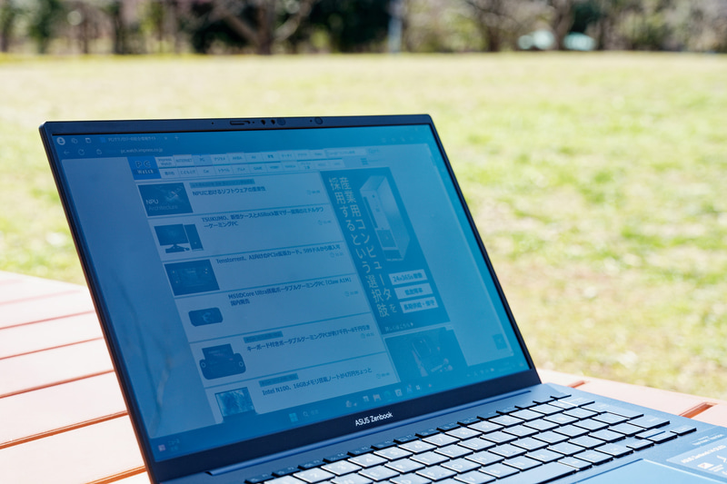 有機ELディスプレイは明るい屋外でも高い視認性を実現