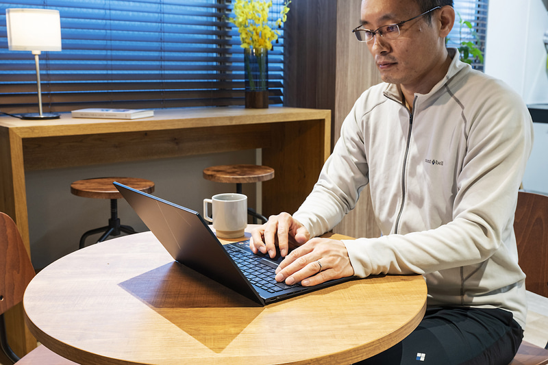 カフェなど周囲に人がいるような場所でも静かに使える