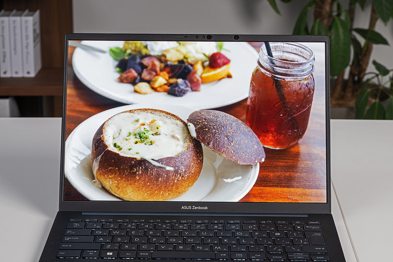 高解像度で発色性能の高い有機ELディスプレイを搭載