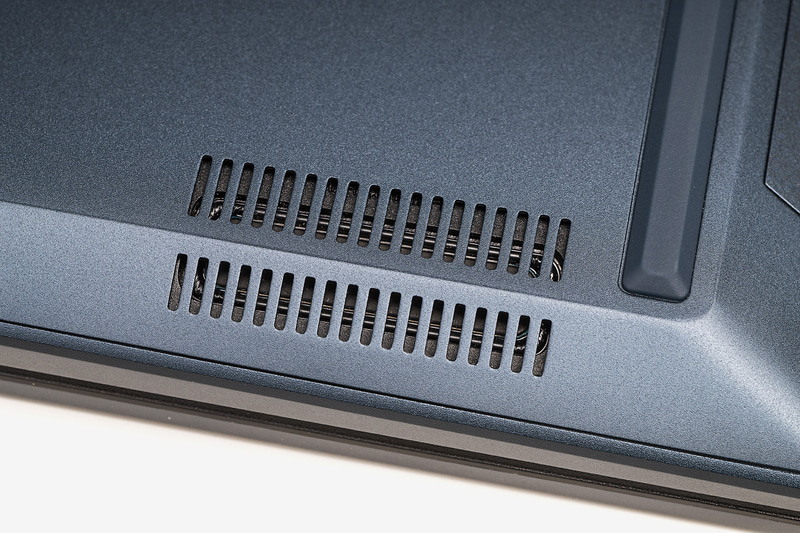 スピーカーは底面両サイドに