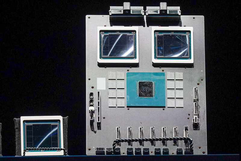 NVIDIAが発表したNVIDIA B200 Tensor Core GPU(左)とNVIDIA GB200 Superchip(右)