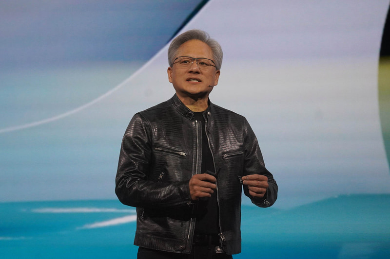NVIDIA 共同創始者 兼 CEO ジェンスン・フアン氏、今回もトレードマークの革ジャンをキメテいた