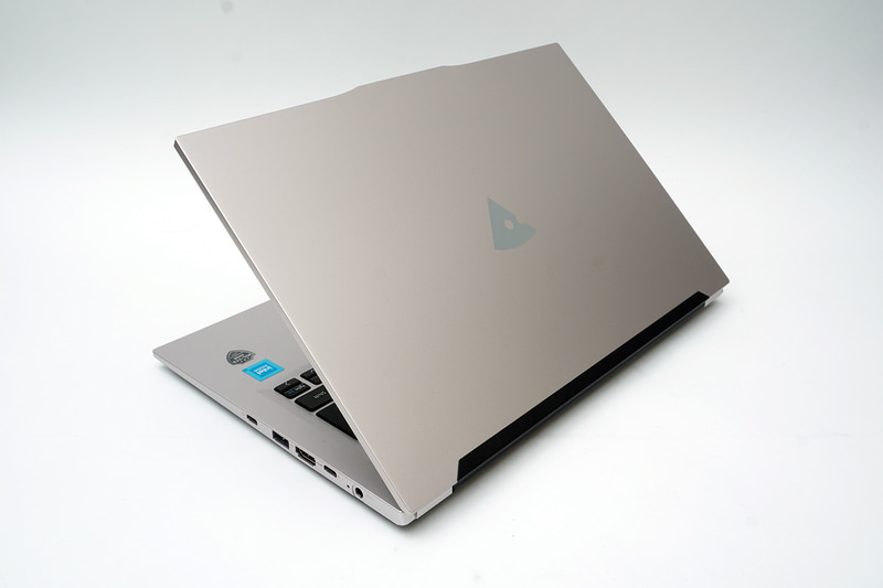 用途や場所を選ばず使いやすいシンプルなデザイン