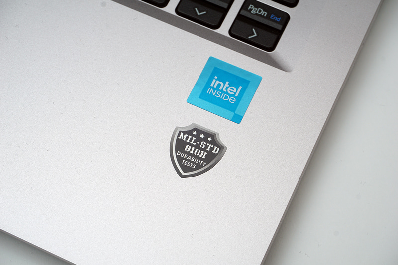 キーボードの右下にはMIL規格に準拠していることを示すシールが貼られている