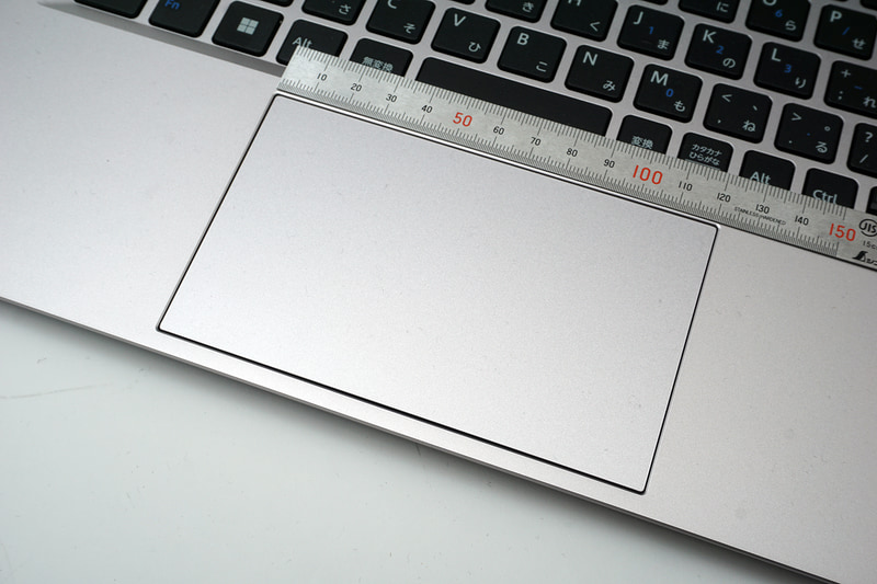 タッチパッドは約121×73mm