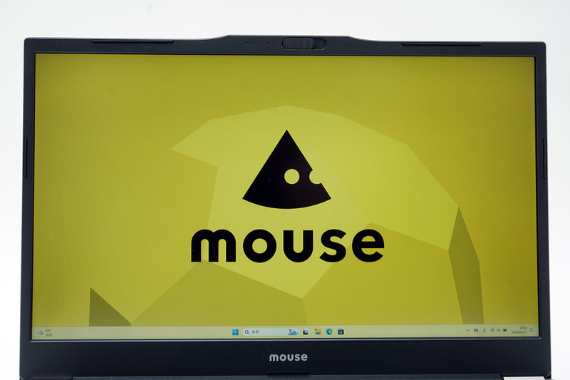 ディスプレイは14型で解像度はフルHDだ