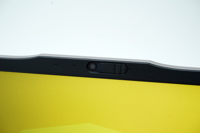 ディスプレイ上部には100万画素のWebカメラとデュアルアレイマイクを内蔵。物理的なシャッターも備わっている