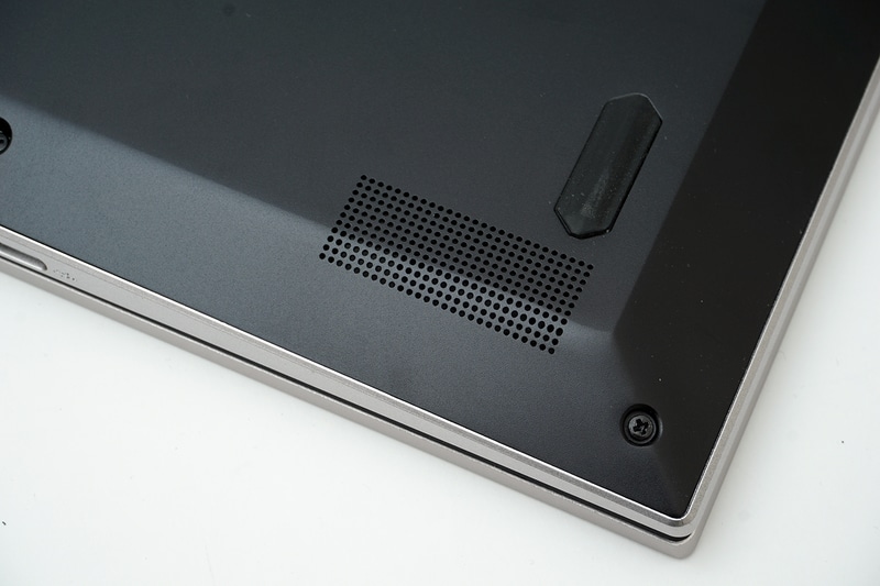 ステレオスピーカーは底面に用意されている