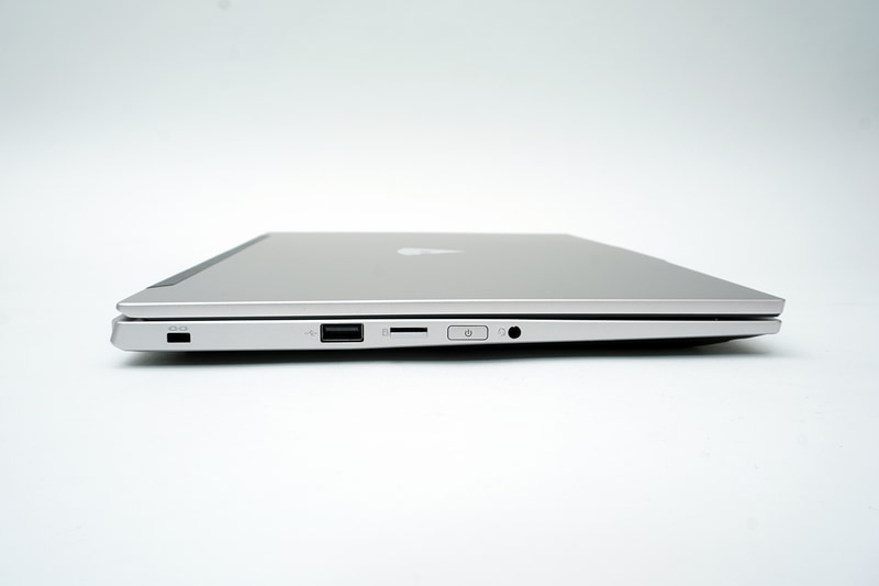 左側面にUSB 2.0、microSDスロット、ヘッドセット端子