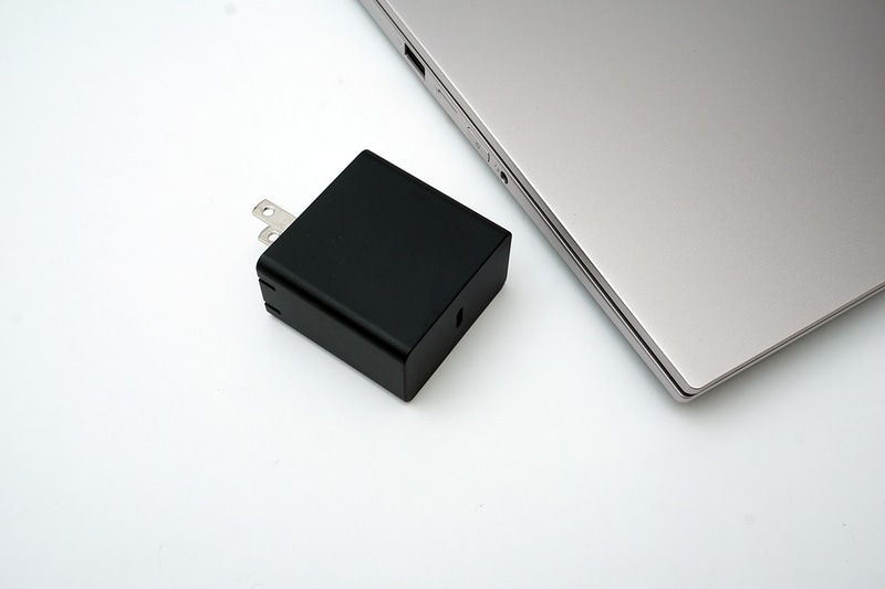 充電はUSB Type-C経由で65WのUSB PD充電器が付属する