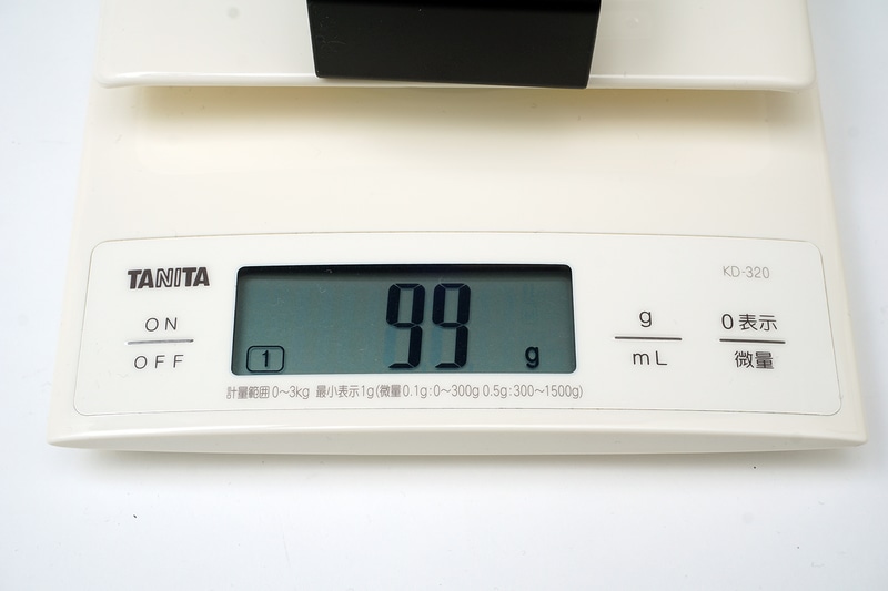 USB PD充電器の重量は99gとかなり軽量だ