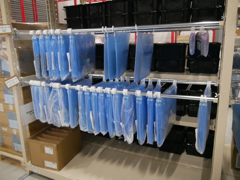 マウスコンピューター独自といえる保管方法。液晶パネルなどは吊るすことで取り出し時の衝撃や、保管時の自重での圧力などを抑え、故障が少なくなるという