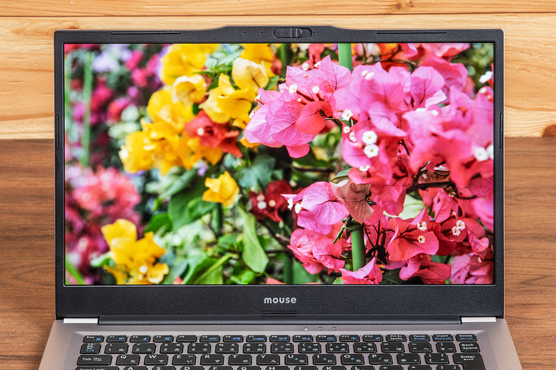 パネルはフルHD表示対応14型液晶