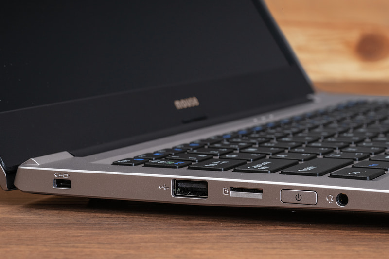 左側面に、セキュリティポート、USB 2.0、microSDカードスロット、ヘッドフォン端子を装備