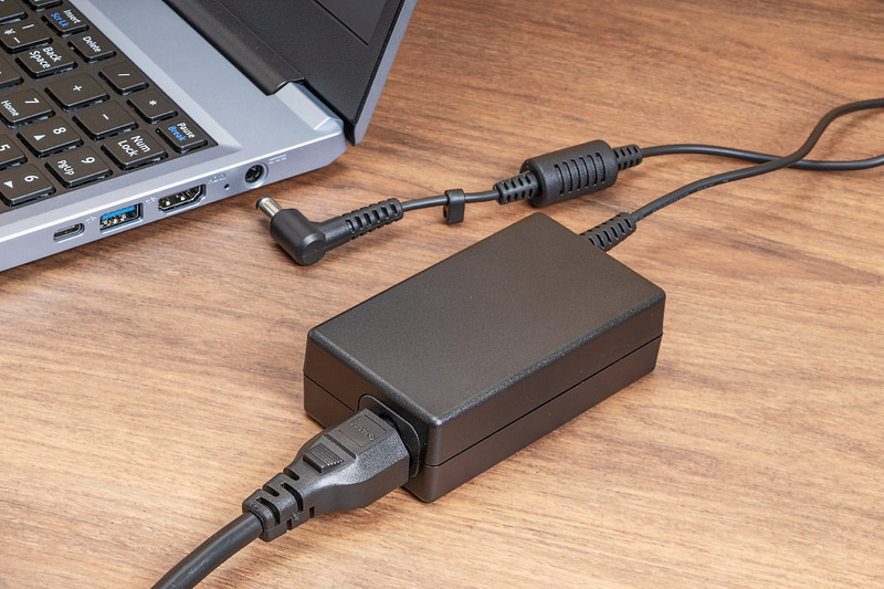 付属のACアダプタ