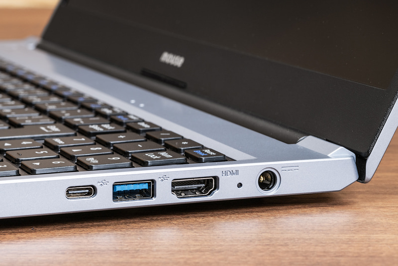 右側面に、USB 3.1 Type-C(DP Alt出力対応)、USB 3.0 Type-A、HDMI出力、充電端子を装備