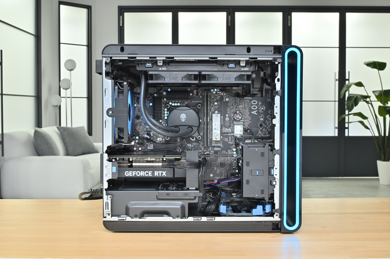 独自設計のマザーボードは、電源ユニットとつなぐメインコネクタ(24ピン)がないので、エアフローがスムーズ。SSDがケース前面部分にあり、メモリも合わせてしっかりと冷やすことができる。フロントポートへのコネクタもないので、接触不良も避けられる。