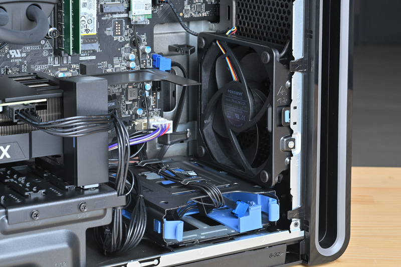 前方の吸気ダクトから新鮮な空気を内部に送り込む