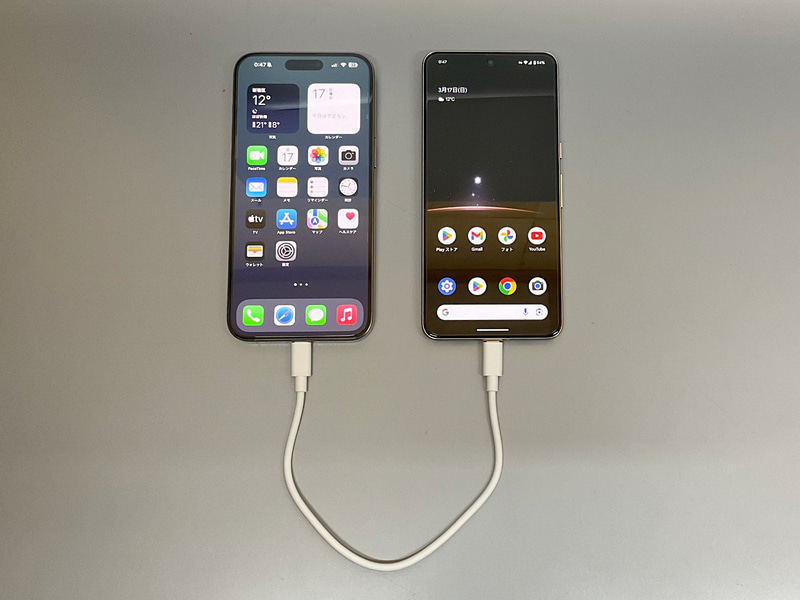 デバイス同士を接続することで一方のデバイスからもう一方のデバイスへと充電が行なえる機能はメーカーごとにさまざまな呼び名があるが、本稿では「リバースチャージ」で統一している