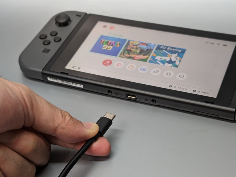 まずはバッテリ残量を100%にしたSwitchにUSB Type-Cケーブルを接続