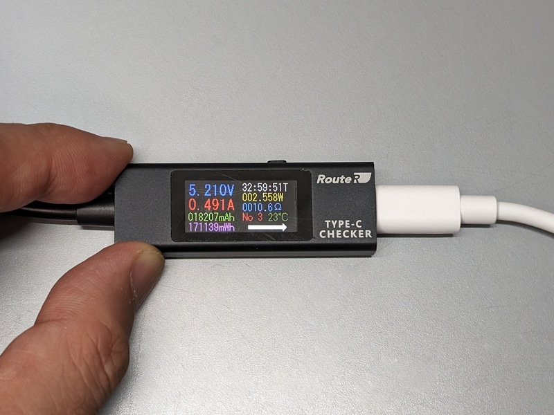 充電速度は5V/0.5A程度と非常に遅い。ちなみに充電開始から完了まで、電圧/電流ともに大きな変化はなくほぼ一定のペースだった