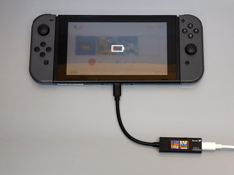 Switchのバッテリ残量がゼロになり、本体電源がシャットダウンされる。充電はこのタイミングでもギリギリ継続されている