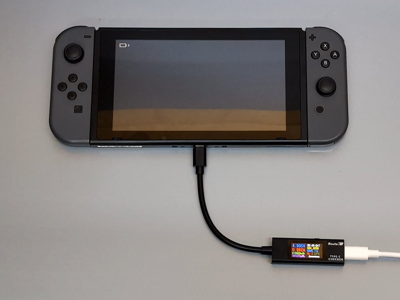 バッテリ残量ゼロのSwitchに対して、画面外にあるスマホからの充電が始まる(テスター画面下段の白い矢印がSwitchを向いている)。この間、筆者側での操作は行なっていない