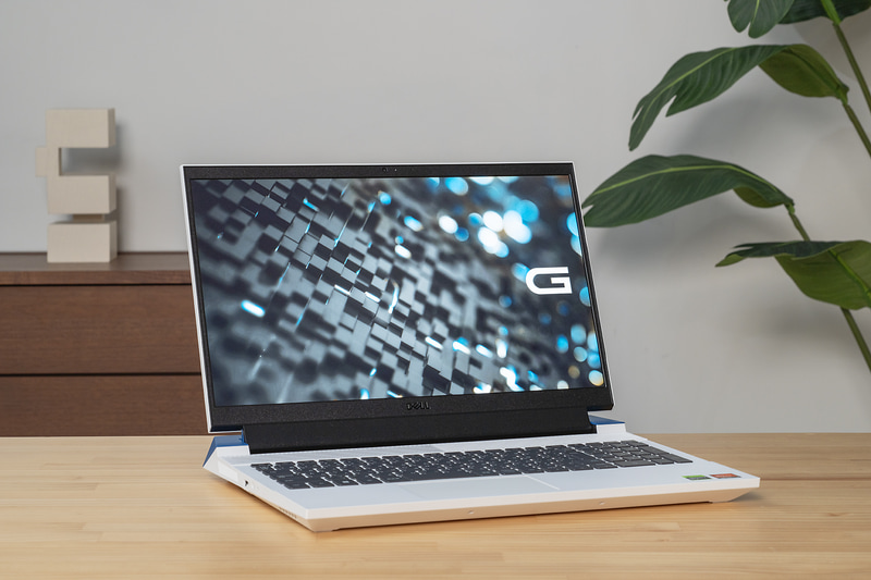 本体カラーは、ダークグレーのほか、写真のクォンタムホワイトも選択できる