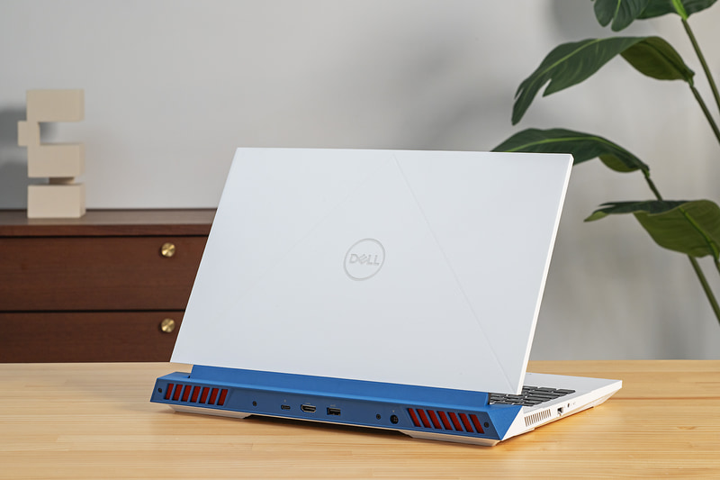 本体カラーは、ダークグレーのほか、写真のクォンタムホワイトも選択できる