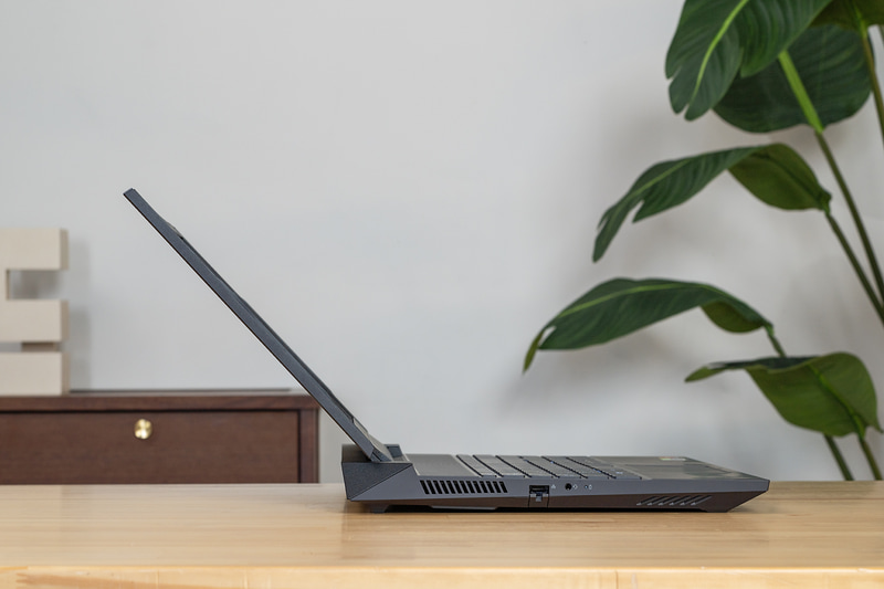 ディスプレイはここまで開く