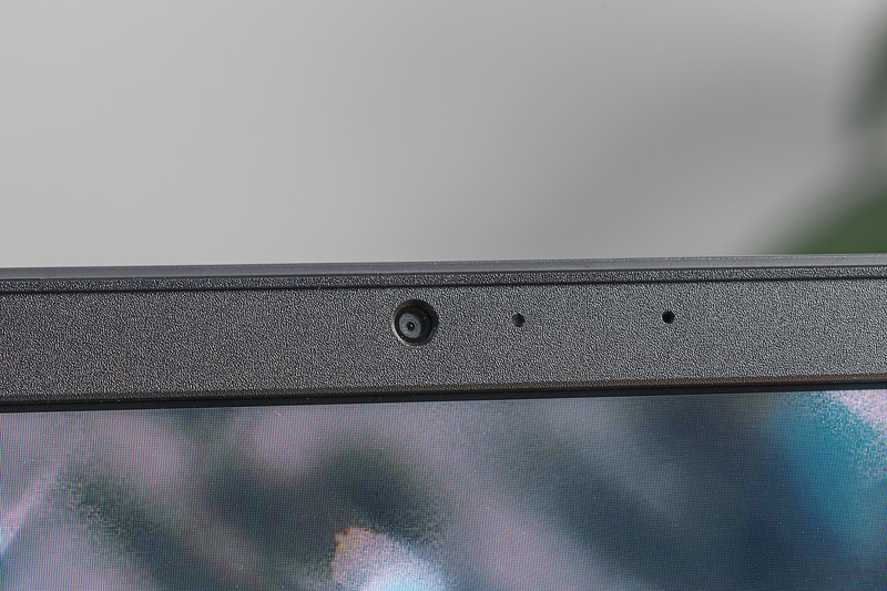 上部にはWebカメラとマイクを搭載