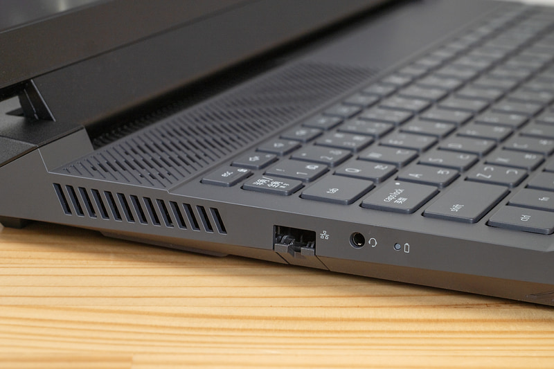 左側面にGigabit Ethernet、ヘッドセット端子