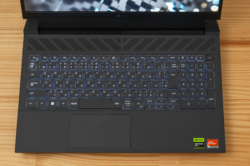 キーボードはテンキー付き。日本語配列のほか英語配列も選択できる。キーサイズはは縦18.05mm、横18.7mm