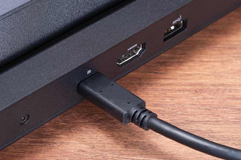 DisplayPort - USB Type-Cケーブルが付属しており、G15のType-Cポートを介して簡単に接続し、デュアルモニター化できる