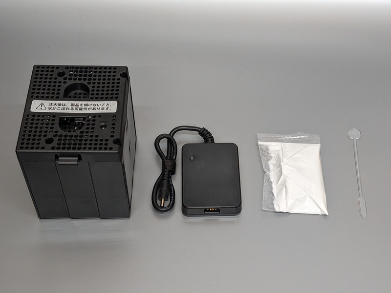 アルミ袋の中には、電池本体、USBユニット、塩の小袋、かき混ぜ棒が入っている
