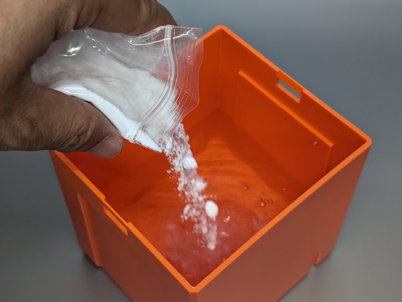 まずはオレンジ色のケースに塩と水を入れる。ここでは塩をあとから入れているが本来は塩を先に入れ、そのあと水を注ぐのが正しい
