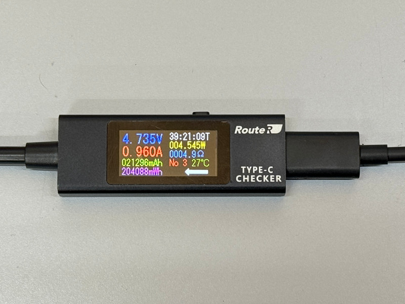 充電している間、出力電圧/電流は「4.8V/0.96A」前後を行ったり来たりしていたので、おおむね5V/1Aとみなしてよさそうだ