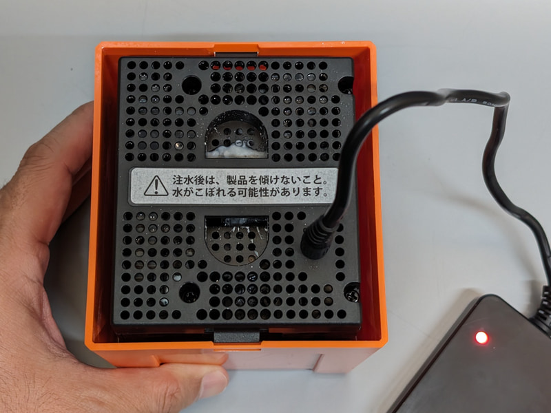 充電中は上部に塩の結晶が付着する。外に飛び出ていることもしばしばだ